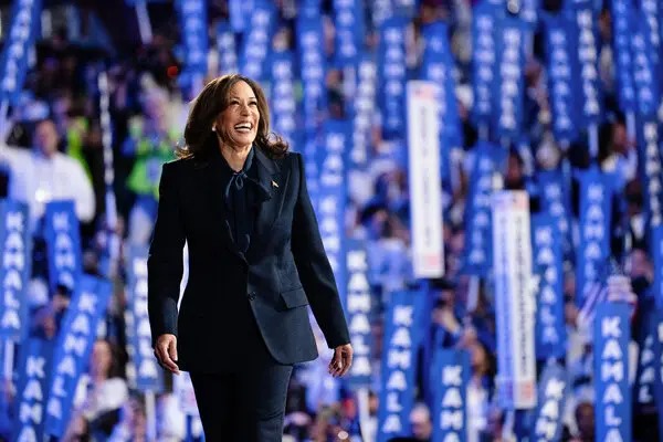 Kamala Harris cambia su postura sobre el muro fronterizo. Ahora apoya un proyecto bipartidista para continuar la construcción.