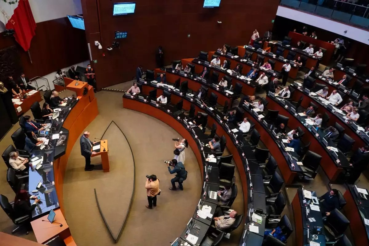 Legisladores de la 66 Legislatura rinden protesta entre tensión Morena-PAN; Ifigenia Martínez preside la Mesa Directiva de San Lázaro.