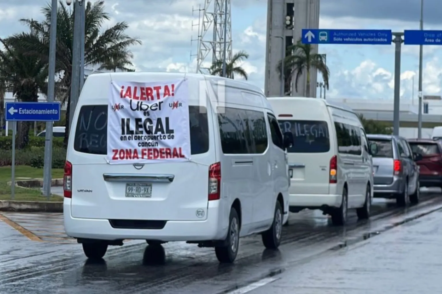 Los manifestantes, que aseguran que Uber opera de manera ilegal en zonas federales como el aeropuerto