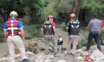 Protección Civil informó que el cuerpo, que estaba sumergido y atorado en ramas, corresponde a un masculino.