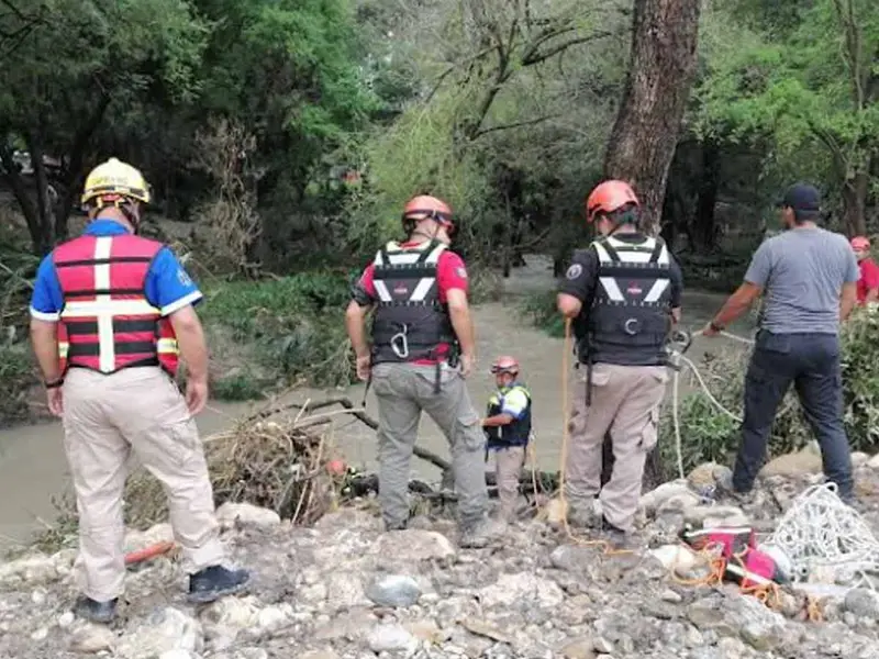 Protección Civil informó que el cuerpo, que estaba sumergido y atorado en ramas, corresponde a un masculino.