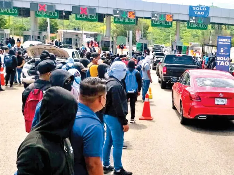 La toma de la caseta se enmarca en las actividades de protesta que los normalistas han realizado cada año, exigiendo justicia a casi diez años de la desaparición de los 43 estudiantes.