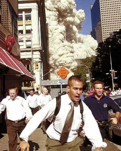 Un día como hoy, pero del 2001, el atentado a las Torres Gemelas sacudió al mundo entero; en los hechos fallecieron 2 mil 997 persones y más de 25 mil heridos.