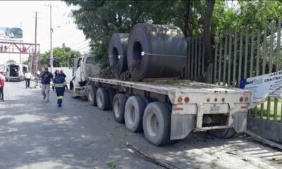 Tráiler pierde control en Apodaca y arrolla a peatones, dejando 2 muertos y 2 heridos; conductor detenido y vialidad afectada.