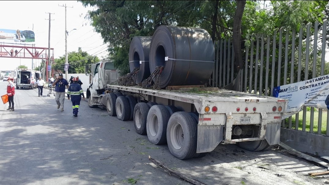 Tráiler pierde control en Apodaca y arrolla a peatones, dejando 2 muertos y 2 heridos; conductor detenido y vialidad afectada.