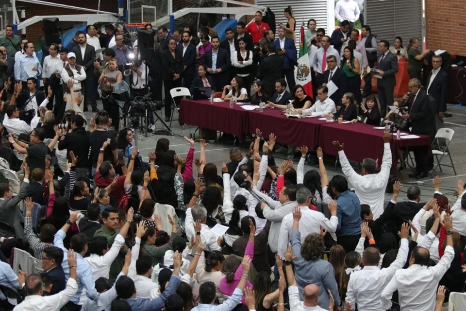 Diputados debaten reforma judicial en sede alterna; PAN participa bajo protesta y oposición critica pérdida de independencia judicial.