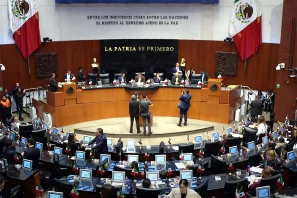 El Senado aprueba reforma para transferir la Guardia Nacional a Sedena; oposición advierte de militarización, pero Morena lo niega.