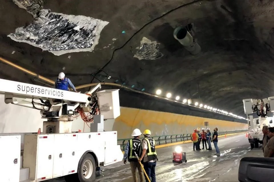 El tramo de Monterrey a San Pedro fue cerrado parcialmente, afectando dos de los tres carriles, el sentido contrario permanece cerrado.