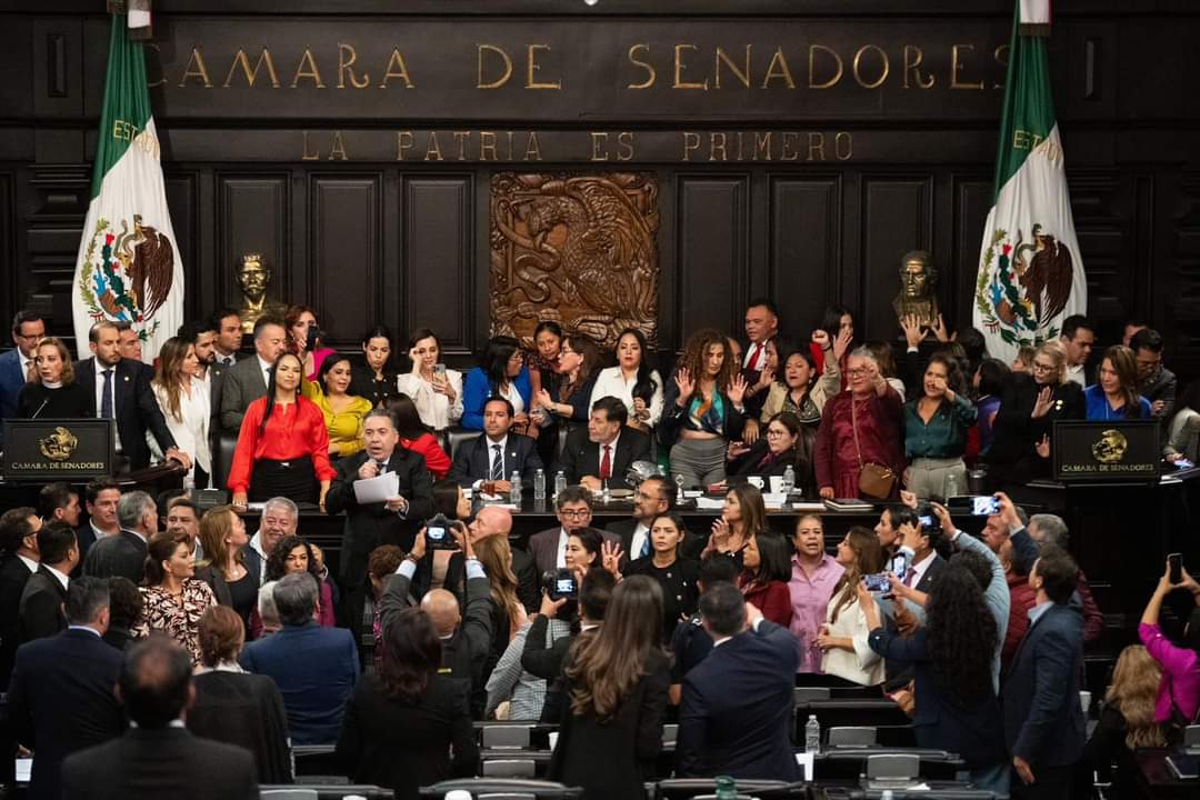 El Pleno del Senado de la República aprobó esta madrugada la reforma constitucional al Poder Judicial con 86 votos a favor y 41 en contra, logrando la mayoría calificada.