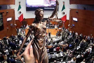 Un juez en Colima frena temporalmente la promulgación de la reforma judicial de AMLO que busca elecciones populares de jueces y magistrados.