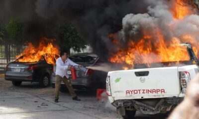 Estudiantes normalistas de Ayotzinapa incendiaron tres vehículos y dañaron otros tres en el Congreso de Guerrero, exigiendo justicia por la desaparición de sus 43 compañeros.