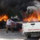 Estudiantes normalistas de Ayotzinapa incendiaron tres vehículos y dañaron otros tres en el Congreso de Guerrero, exigiendo justicia por la desaparición de sus 43 compañeros.