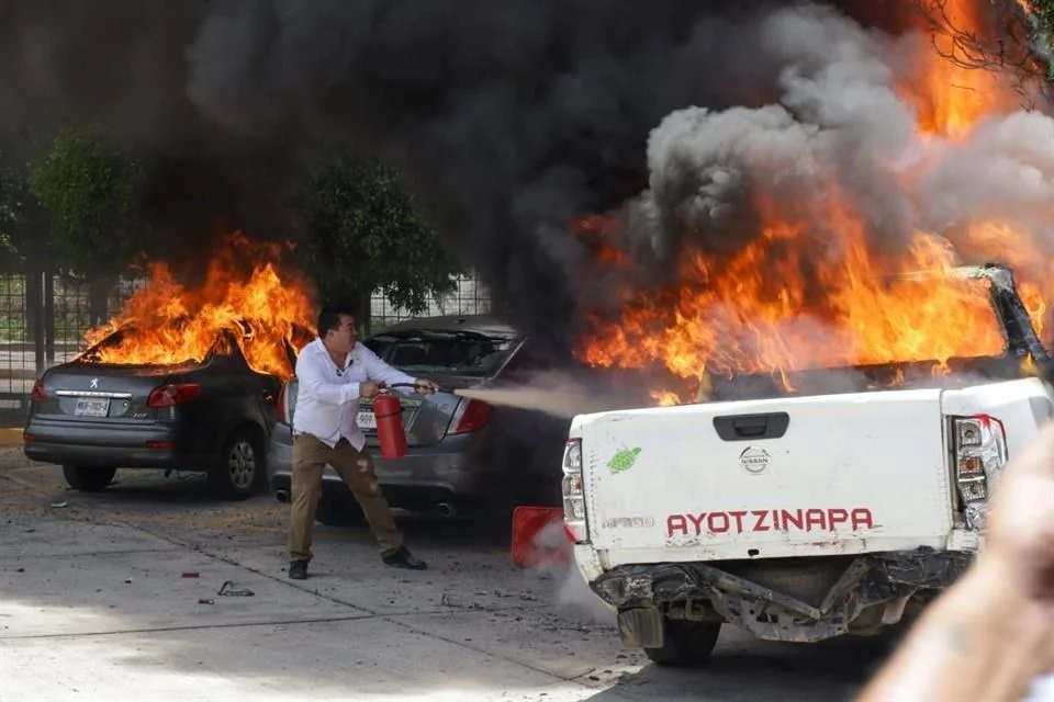 Estudiantes normalistas de Ayotzinapa incendiaron tres vehículos y dañaron otros tres en el Congreso de Guerrero, exigiendo justicia por la desaparición de sus 43 compañeros.