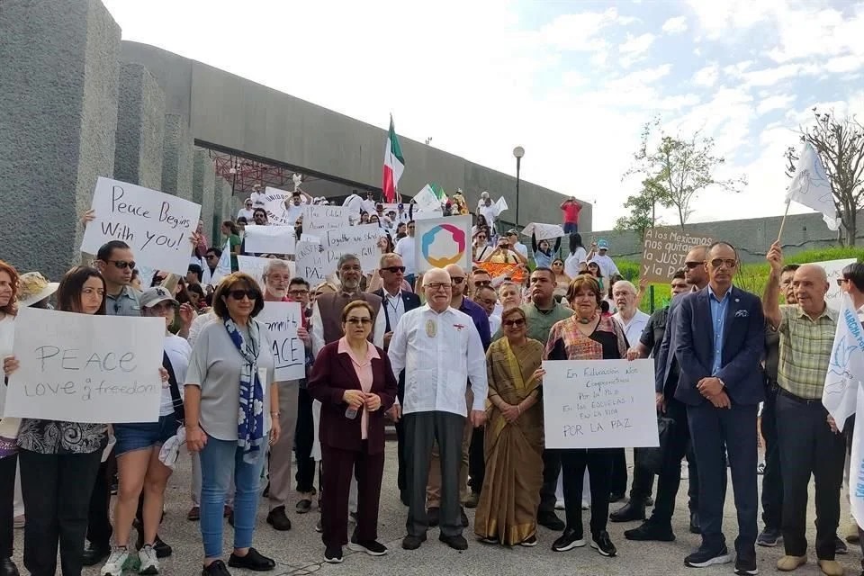 Premios Nobel de la Paz encabezaron marcha en Monterrey por la armonía y la no violencia, en el marco de su cumbre internacional.