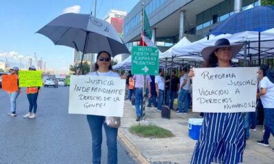 Trabajadores del Poder Judicial bloquean la avenida Constitución en protesta contra la reforma de AMLO, dejando solo un carril habilitado.