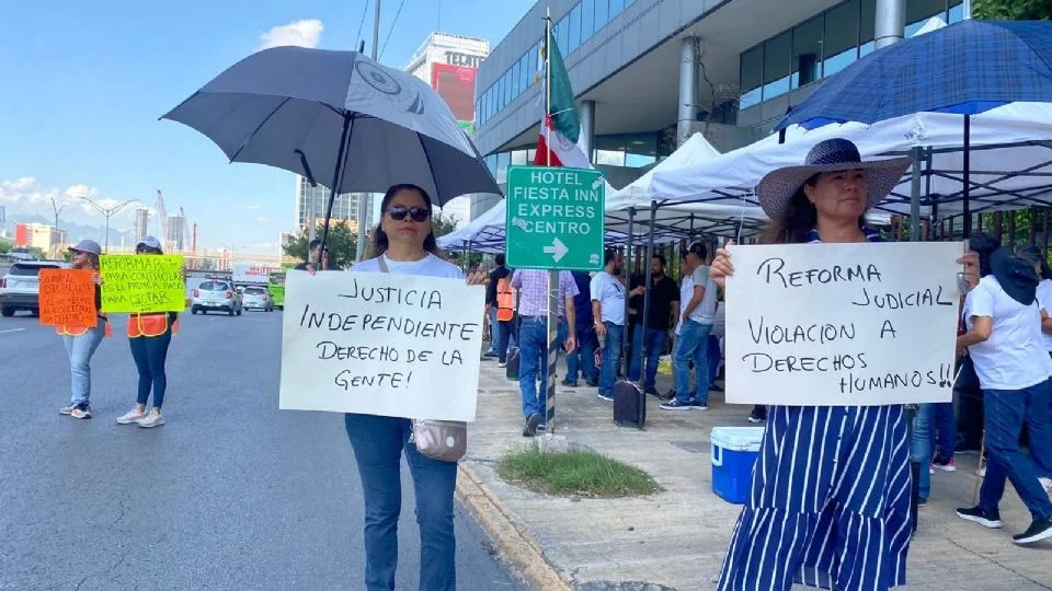 Trabajadores del Poder Judicial bloquean la avenida Constitución en protesta contra la reforma de AMLO, dejando solo un carril habilitado.