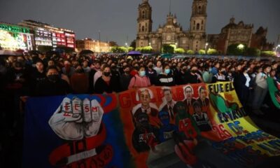 Familiares de los 43 normalistas desaparecidos arribaron al Zócalo denunciando obstrucciones del gobierno y exigiendo justicia.