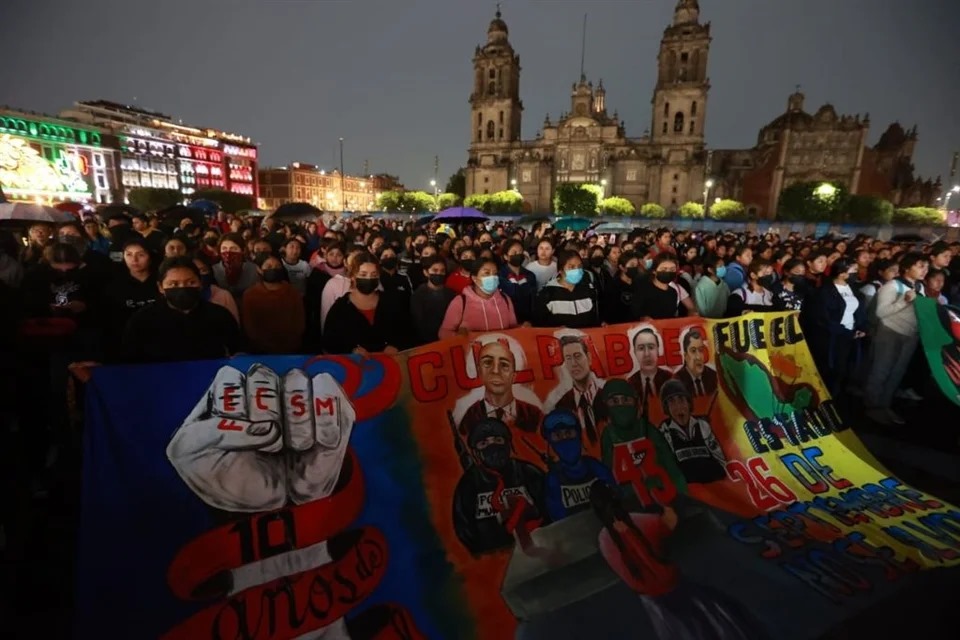 Familiares de los 43 normalistas desaparecidos arribaron al Zócalo denunciando obstrucciones del gobierno y exigiendo justicia.