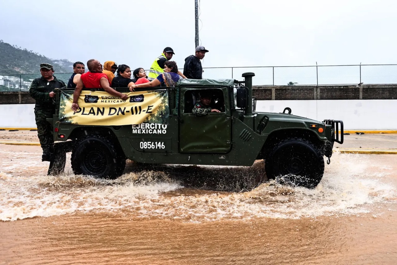 Sedena refuerza el rescate en Acapulco tras el ciclón ‘John’ con 9,245 elementos y maquinaria para apoyar a los afectados por inundaciones.