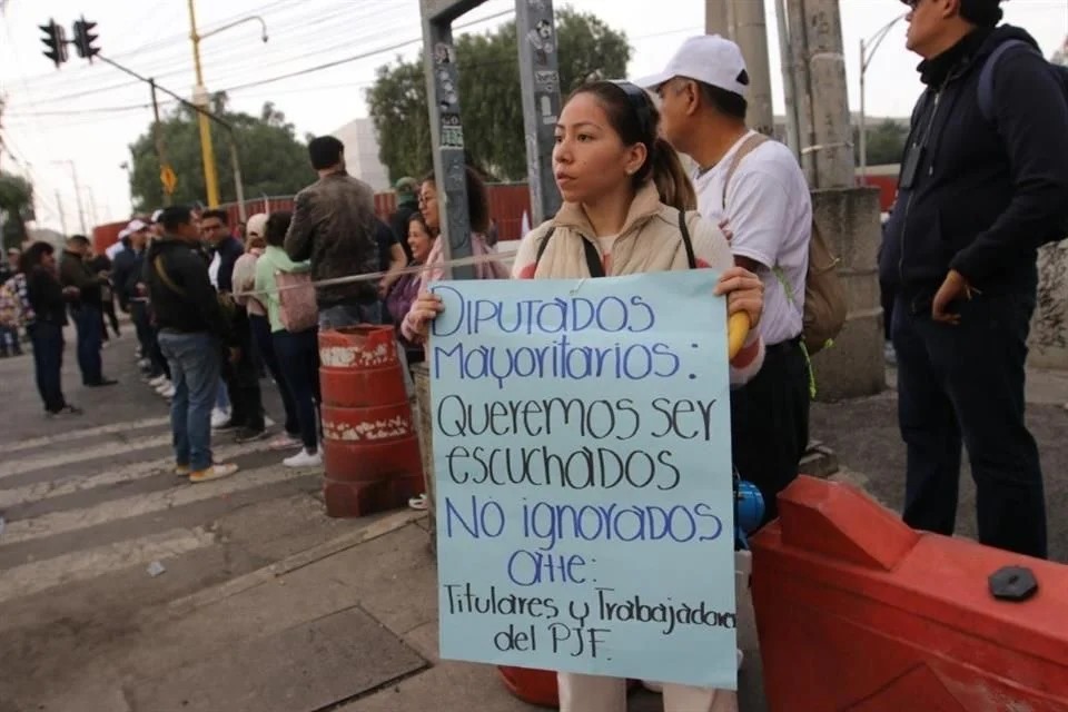 Trabajadores del Poder Judicial bloquean accesos a la Cámara de Diputados en protesta contra la reforma judicial de Morena.