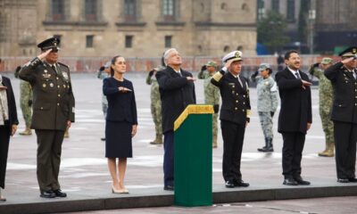 El presidente recordó a las víctimas de los sismos de 1985 y 2017 en el Zócalo.