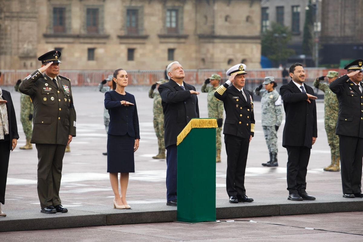 El presidente recordó a las víctimas de los sismos de 1985 y 2017 en el Zócalo.