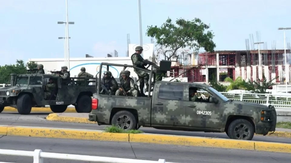 El secretario de la Defensa Nacional, Luis Cresencio Sandoval, detalló que se han desplegado 2,200 efectivos de las Fuerzas Armadas en la región.