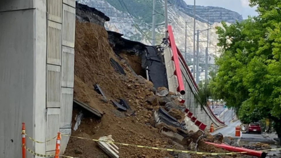 El paso a desnivel en Morones Prieto colapsó tras intensas lluvias. No hubo heridos, ya que la zona estaba cerrada por daños previos.