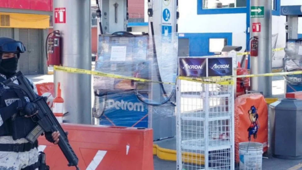 Aseguran gasolinera en Apodaca por presunto comercio ilegal de combustible; clausuran bombas y autoridades investigan la procedencia.