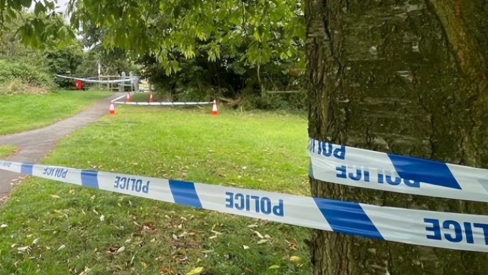 Cinco niños detenidos por el asesinato de un anciano de 80 años en Leicester. El ataque ocurrió mientras la víctima paseaba en un parque.