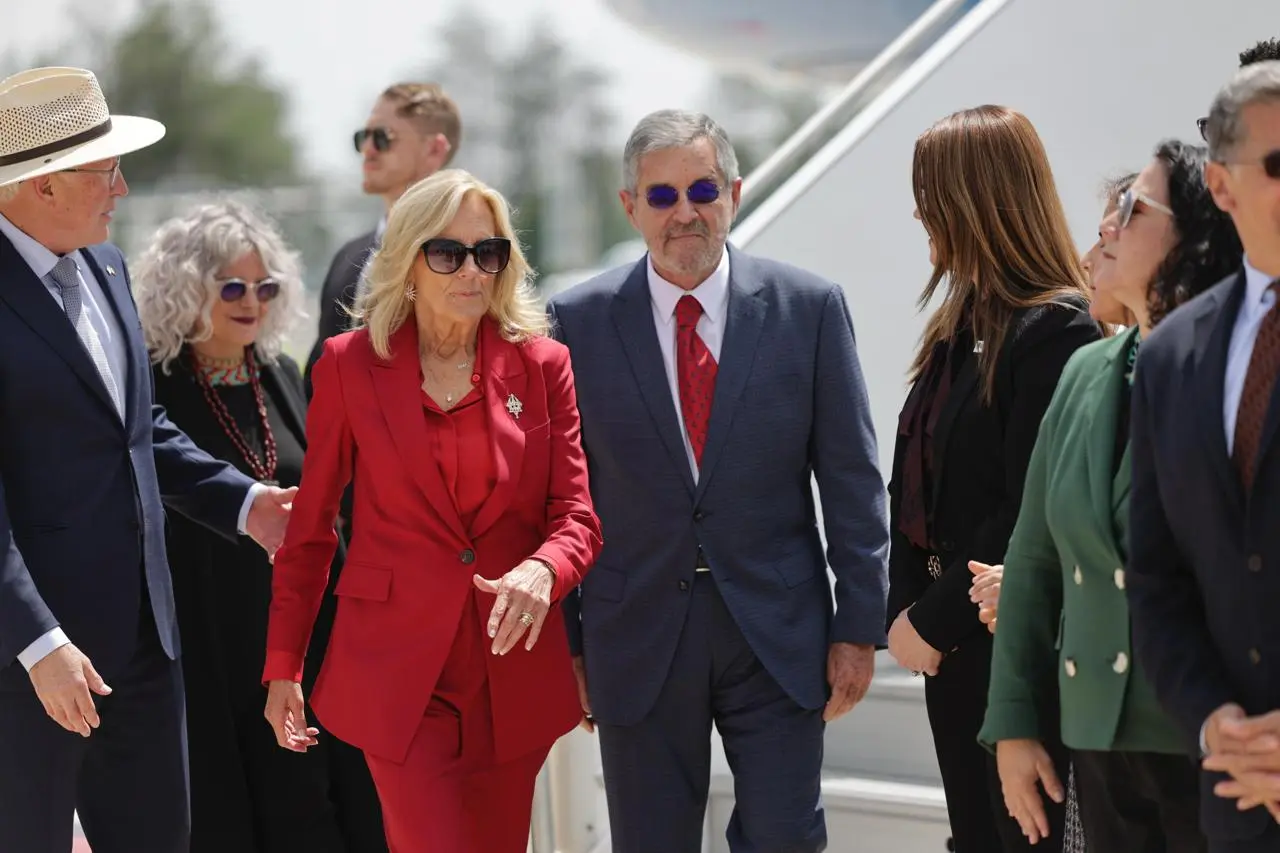 Jill Biden llegó al Aeropuerto Internacional Felipe Ángeles (AIFA), donde fue recibida por el embajador de Estados Unidos en México, Ken Salazar.