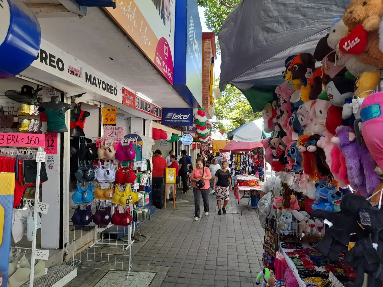 Culiacán retoma actividades tras ola violenta.