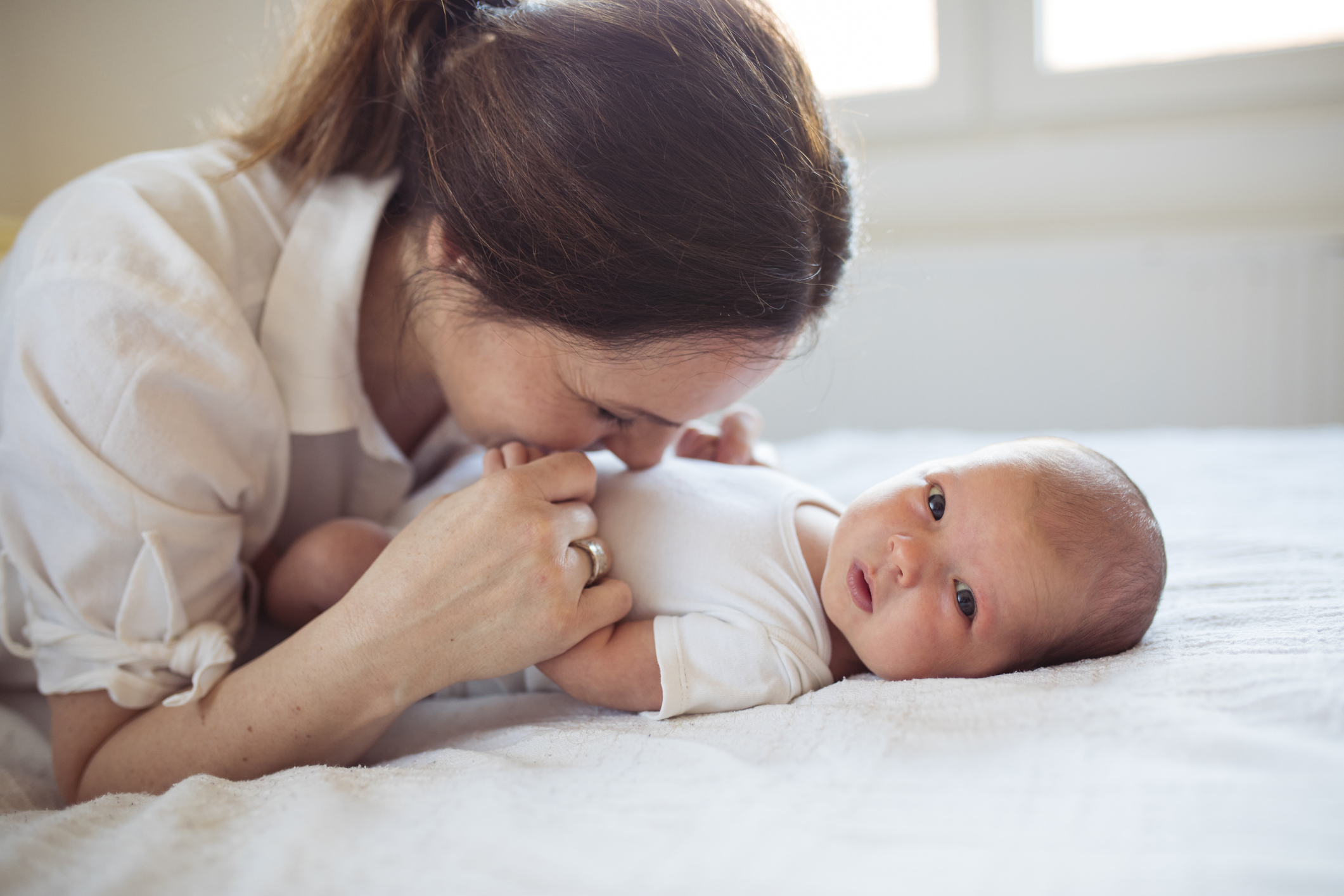 La tasa de natalidad descendió a 52.2 por mil mujeres en edad fértil, lo que refleja un descenso continuado desde los niveles prepandemia.