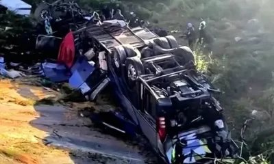 El incidente sucedió en la autopista Osiris, donde un autobús de pasajeros que se dirigía de Nayarit a Ciudad Juárez, Chihuahua, se estrelló tras un desprendimiento en un tractocamión de doble remolque.