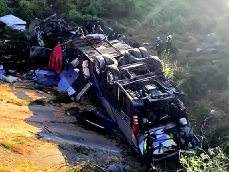 El incidente sucedió en la autopista Osiris, donde un autobús de pasajeros que se dirigía de Nayarit a Ciudad Juárez, Chihuahua, se estrelló tras un desprendimiento en un tractocamión de doble remolque.