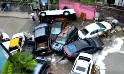 Una corriente de agua arrastra 10 vehículos en la colonia Nuevo México de Guadalupe, N.L., tras intensas lluvias; no hay heridos.