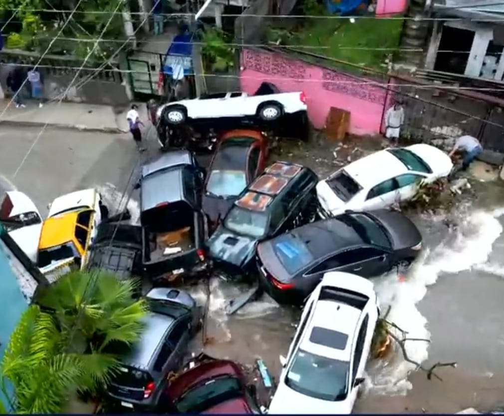 Una corriente de agua arrastra 10 vehículos en la colonia Nuevo México de Guadalupe, N.L., tras intensas lluvias; no hay heridos.