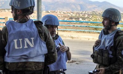 Ataques israelíes a cascos azules en Líbano dejan heridos, generando condena internacional y llamados a investigar posibles crímenes de guerra.