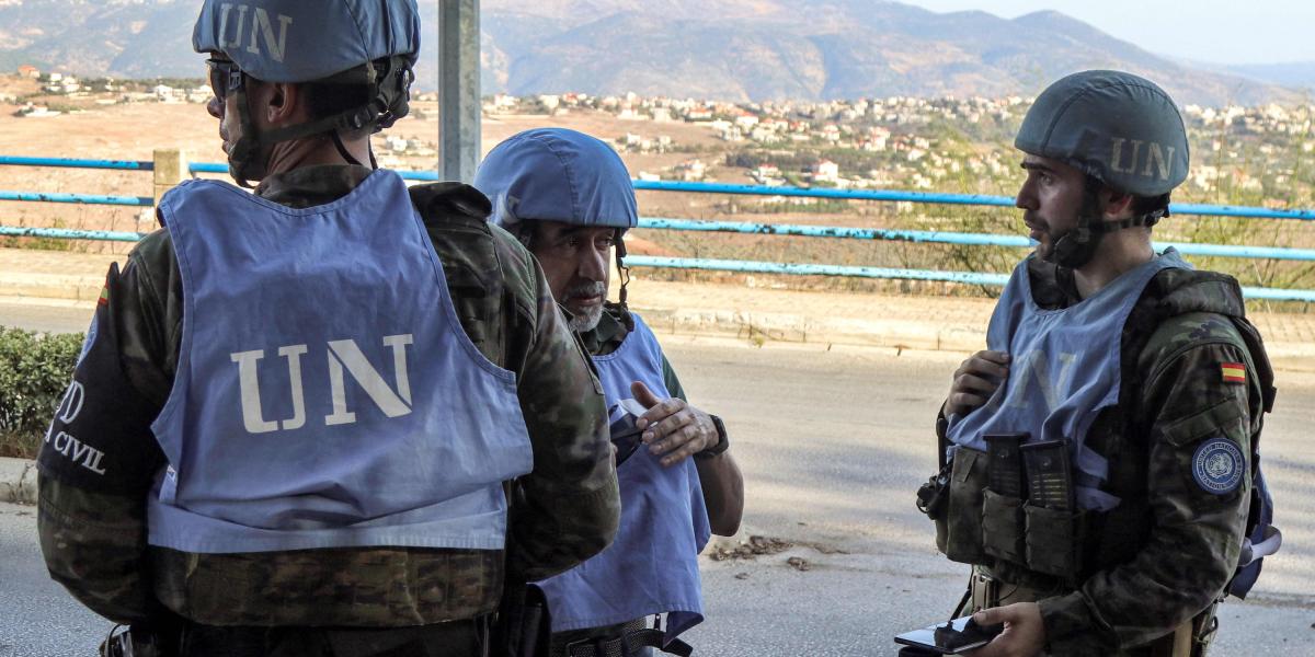 Ataques israelíes a cascos azules en Líbano dejan heridos, generando condena internacional y llamados a investigar posibles crímenes de guerra.