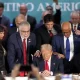 Trump acusa a Biden de perder 325 mil niños migrantes y recibiendo apoyo de simpatizantes.