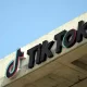 Trece estados de EE.UU. demandan a TikTok por perjudicar a jóvenes con contenido adictivo y no proteger su salud mental.