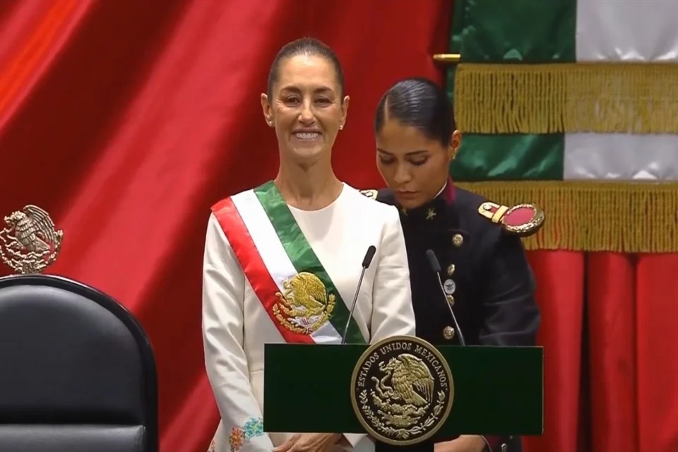 Claudia Sheinbaum asume como la primera presidenta de México, enfrentando retos financieros, de seguridad y grandes proyectos ferroviarios.