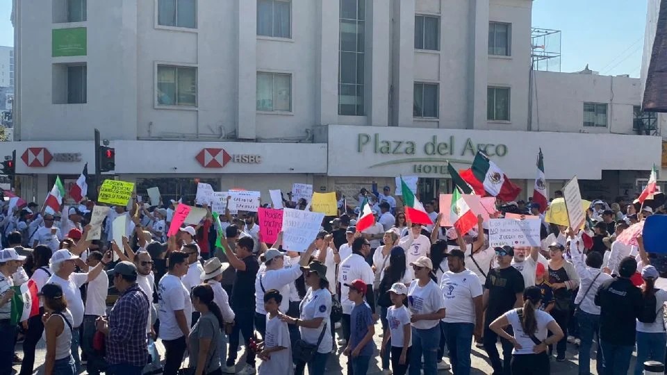 Trabajadores del PJF piden diálogo con Sheinbaum para frenar reforma judicial, argumentan que no fueron escuchados durante su aprobación.