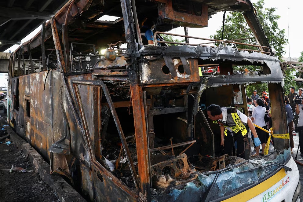 Un autobús escolar se incendió en Bangkok, Tailandia, dejando más de 20 muertos, incluidos estudiantes y maestros en la tragedia.