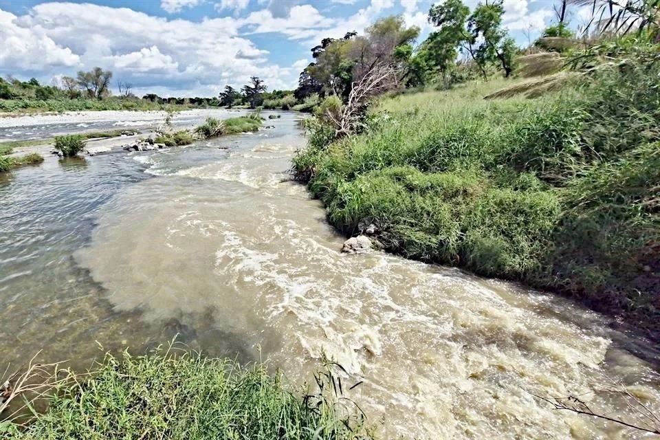 El Río Santa Catarina enfrenta grave contaminación por desechos fecales de AyD, advierte especialista hídrico Juan Pablo Chávez.