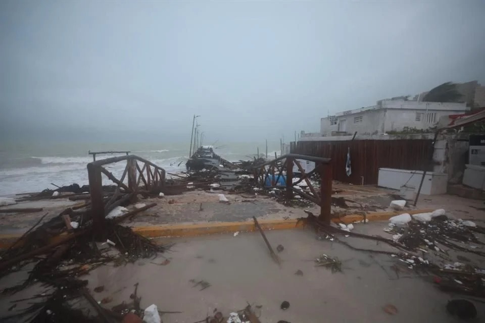 Huracán "Milton" afecta Yucatán con inundaciones y cortes de energía; más de 7 mil usuarios afectados. Gobernador reporta saldo blanco.