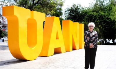 María Cristina Rodríguez Padilla, académica de la UANL, recibe el premio por su investigación en inmunología.