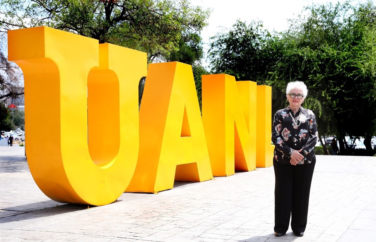 María Cristina Rodríguez Padilla, académica de la UANL, recibe el premio por su investigación en inmunología.