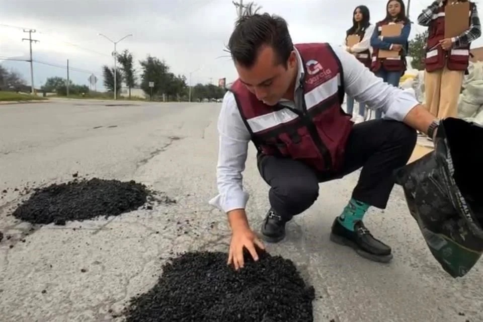 El alcalde de García invita a ciudadanos a reparar calles con material provisto por el municipio, fomentando cooperación.