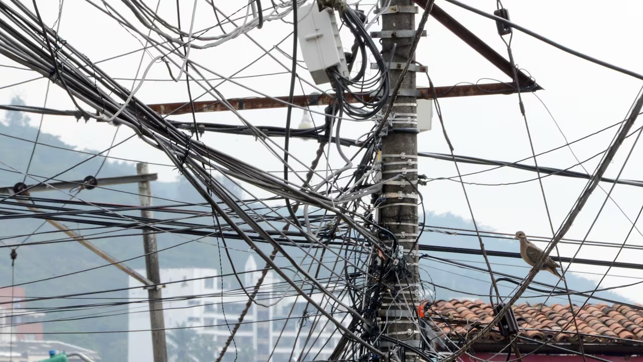 Monterrey retira cables en desuso en la colonia Tecnológico; se eliminarán 8,000 metros de cableado en cuatro días para reducir contaminación visual.